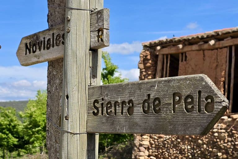 Sierra Pela y Pico de Grado vistos desde el valle del río Pedro